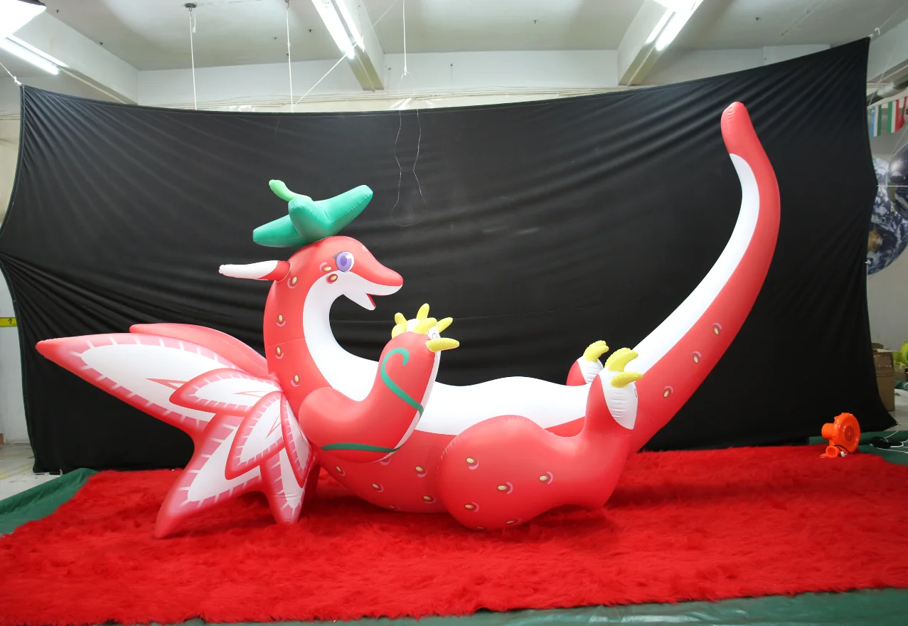 Langer rot-weißer aufblasbarer Drache